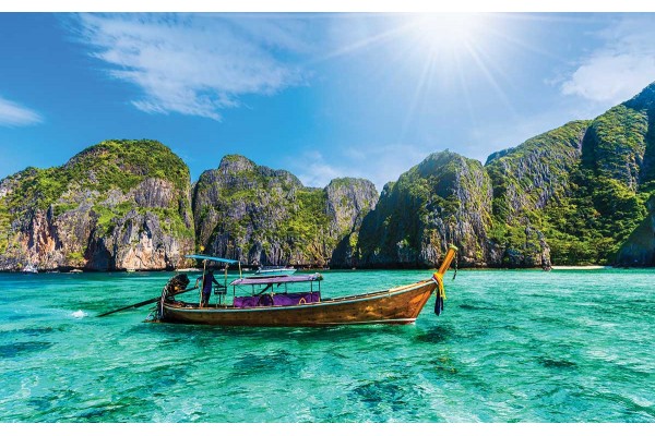 Фототапети морски пейзаж с тайландска лодка и скали