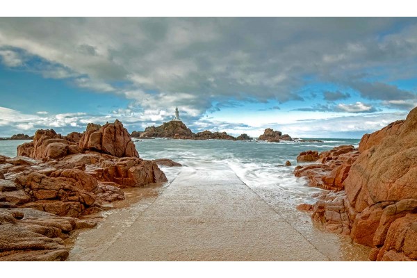 Фототапет морски изглед с фар и червени скали Фототапет морски изглед с фар и червени скали