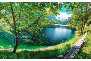 красив пейзаж с езеро панорамна планина