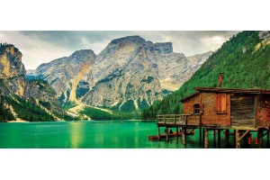 изглед езеро с дървена къща