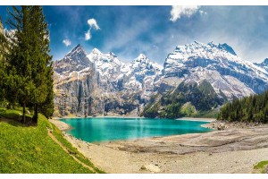 Фототапет прекрасен планински пейзаж с езеро и борове