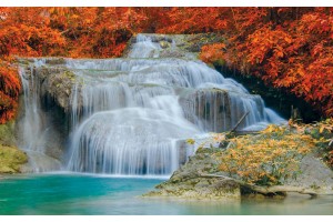Фототапет водопад на фона на червени листа