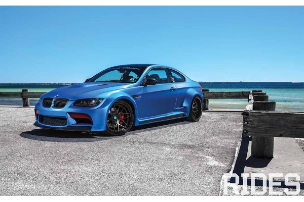 Фототапети син автомобил bmw с морски пейзаж