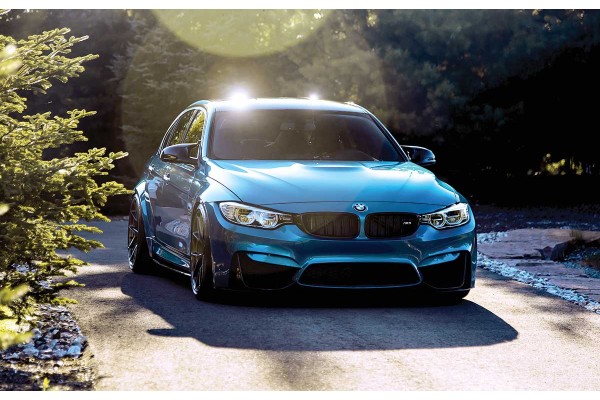 Фототапети син автомобил bmw с горски пейзаж