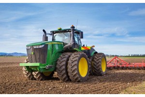 Фототапети трактор John Deere на нивата 