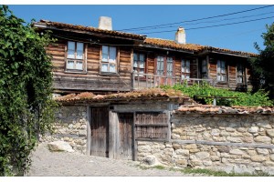 Фототапети стара селска българска къща и улица